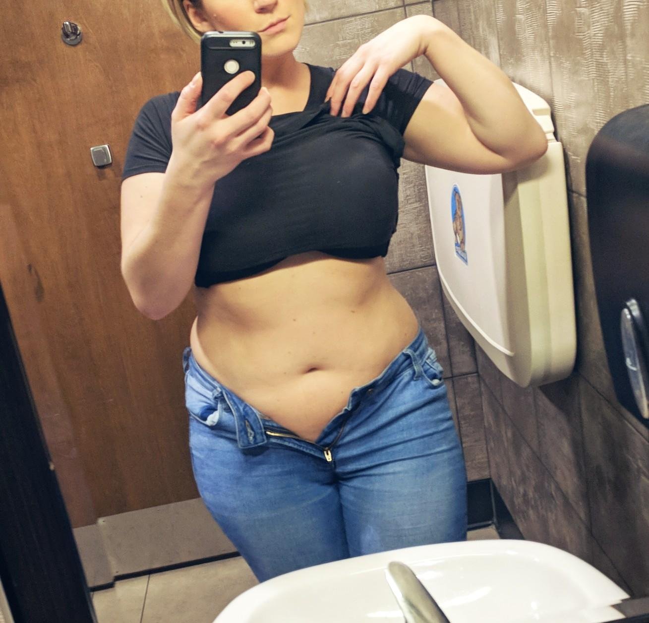 My curvaceous tummy 〰️ Love it or hate it :)